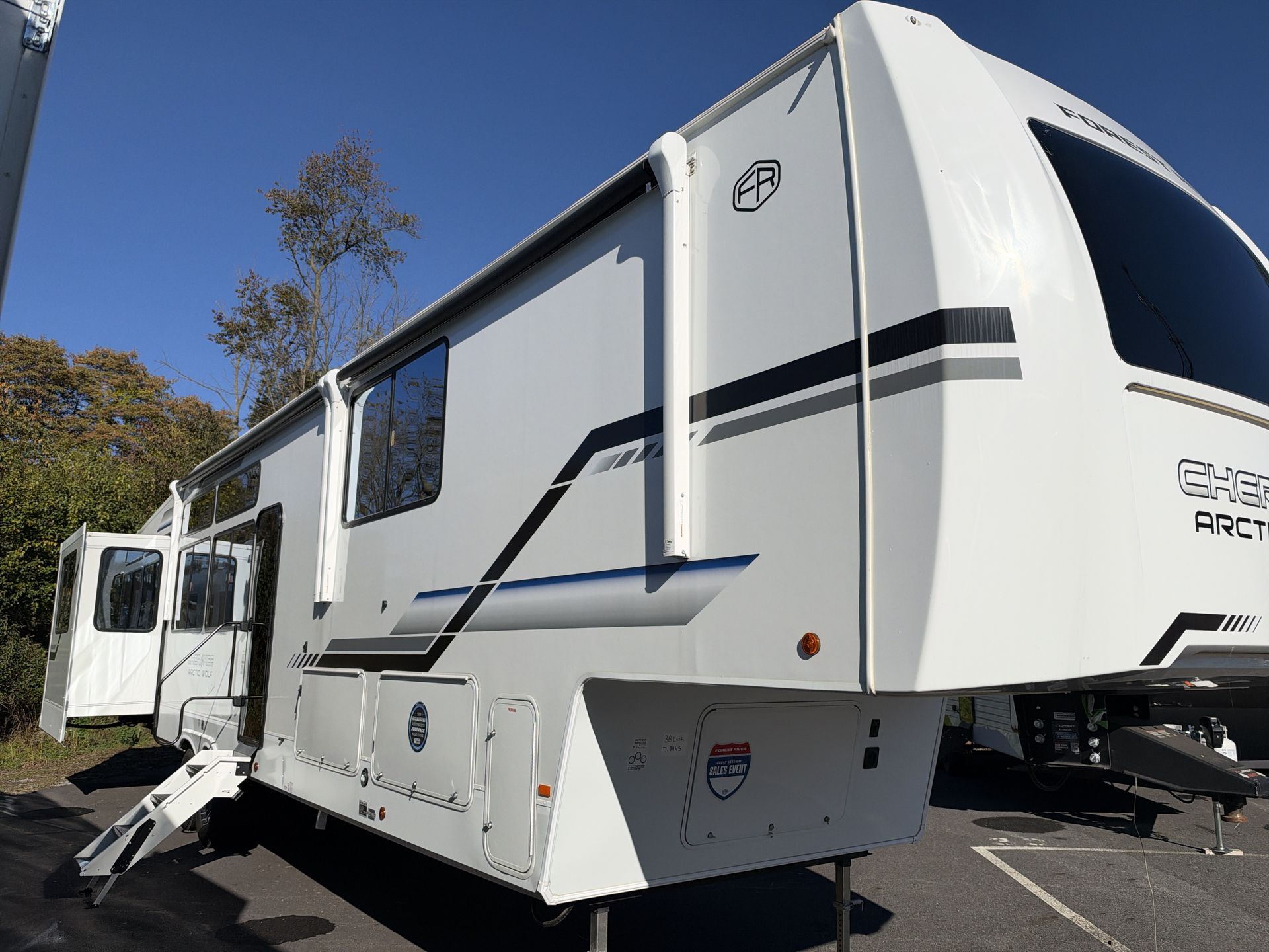 2026 Forest River Cherokee Arctic Wolf 38LEAH.G RV