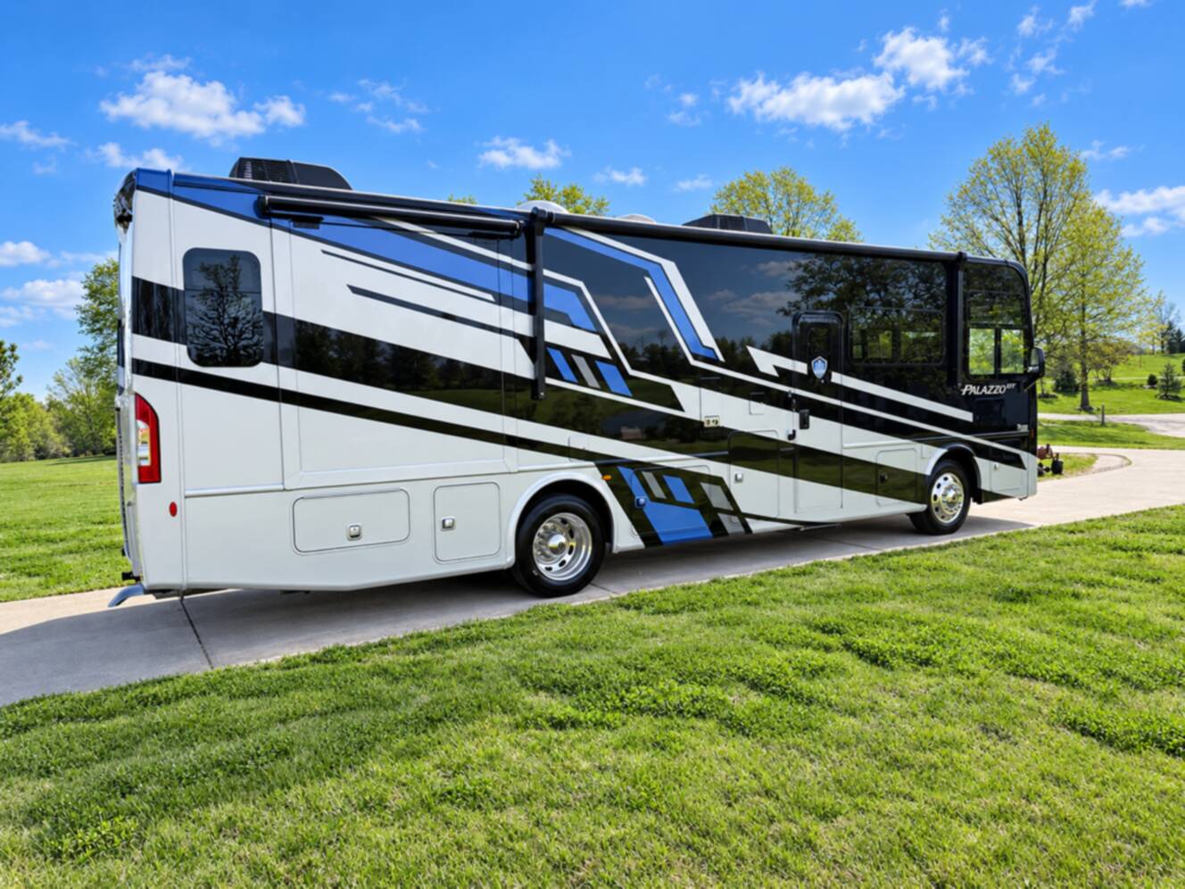 A photo of this 2026 Thor Motor Coach Palazzo 33.5