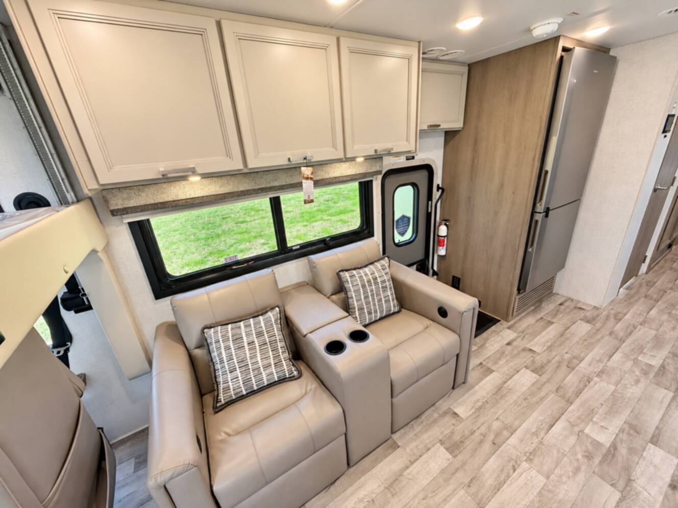 A photo of this 2026 Thor Motor Coach Palazzo 33.5