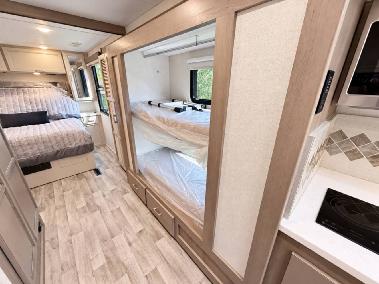 A photo of this 2026 Thor Motor Coach Palazzo 33.5