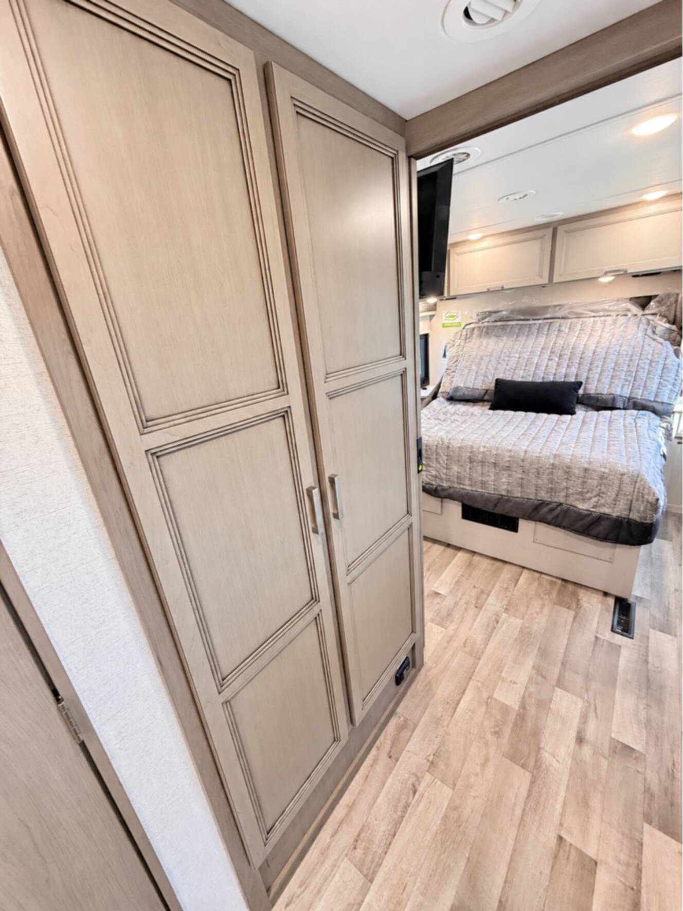 A photo of this 2026 Thor Motor Coach Palazzo 33.5