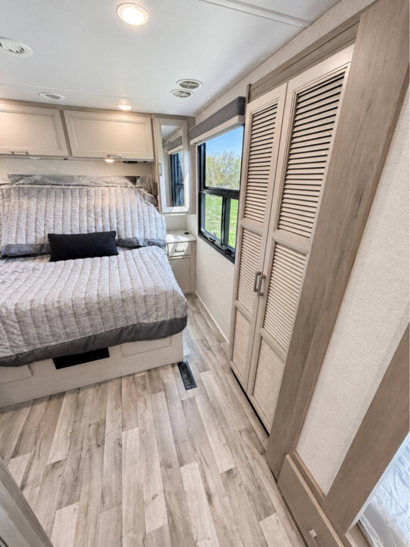 A photo of this 2026 Thor Motor Coach Palazzo 33.5