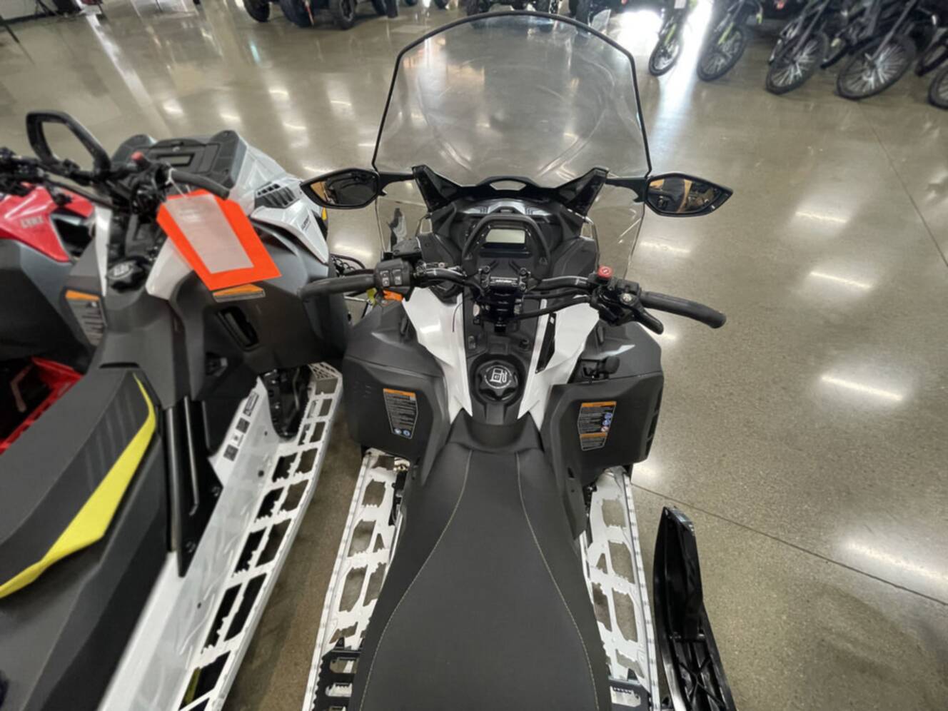 A photo of this 2025 Ski-Doo Skandic LE 900 ACE 20 Silent Cobra WT 1.5_Grey 900 ACE 