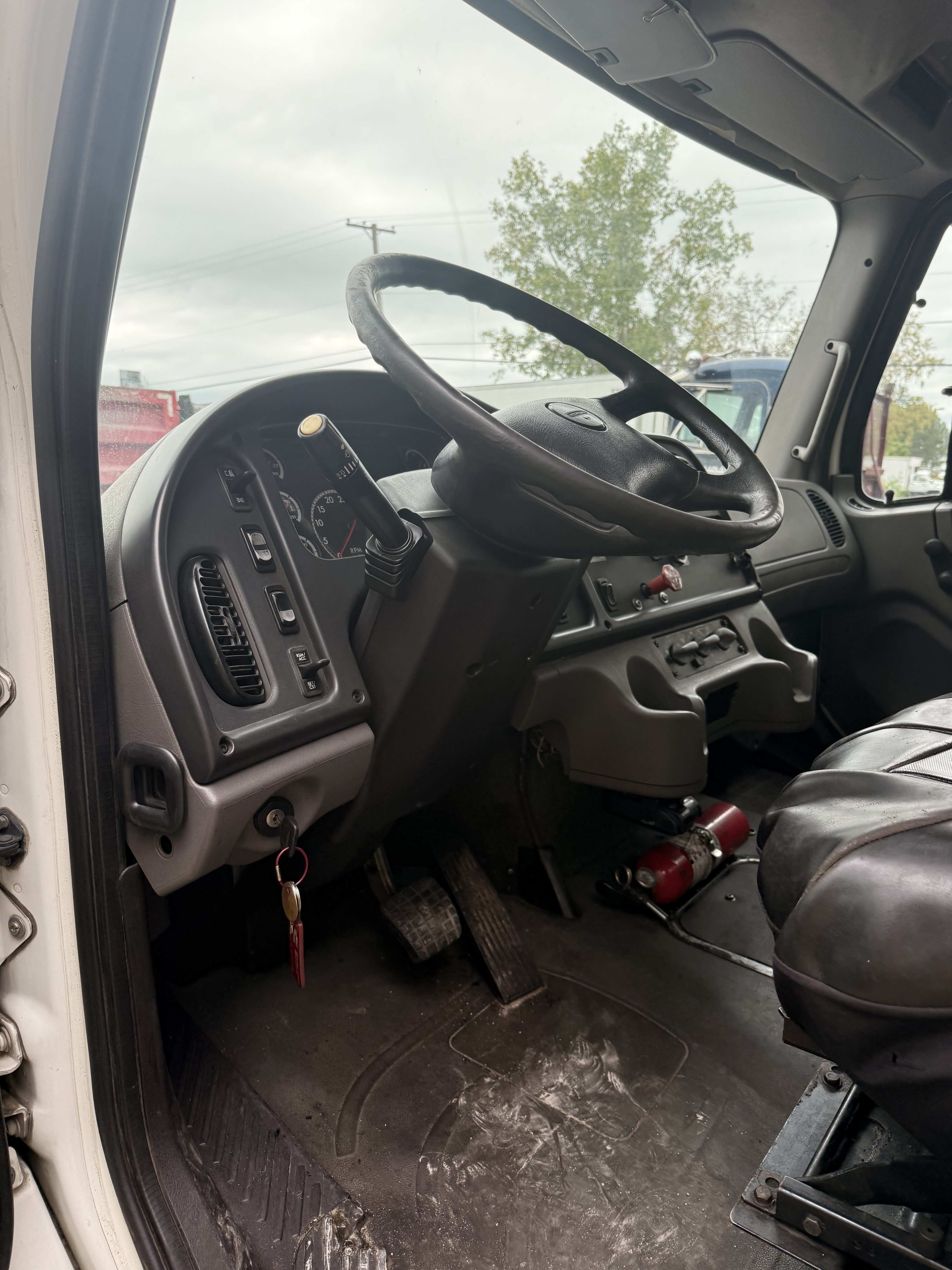 2010 FREIGHTLINER BUSINESS CLASS M2 106 in Warren, MI