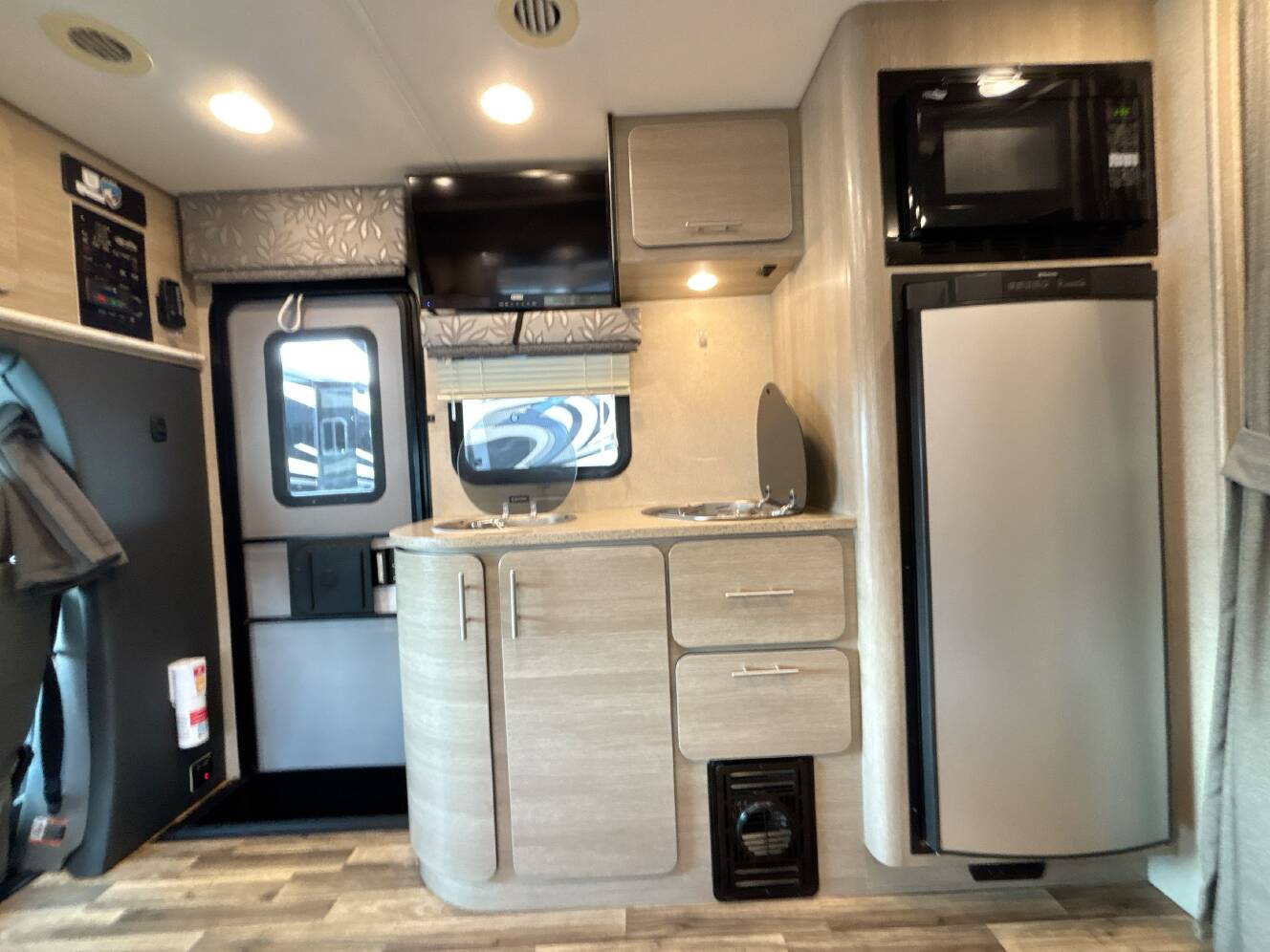 A photo of this 2016 Renegade Rv VILLAGIO 25RBS