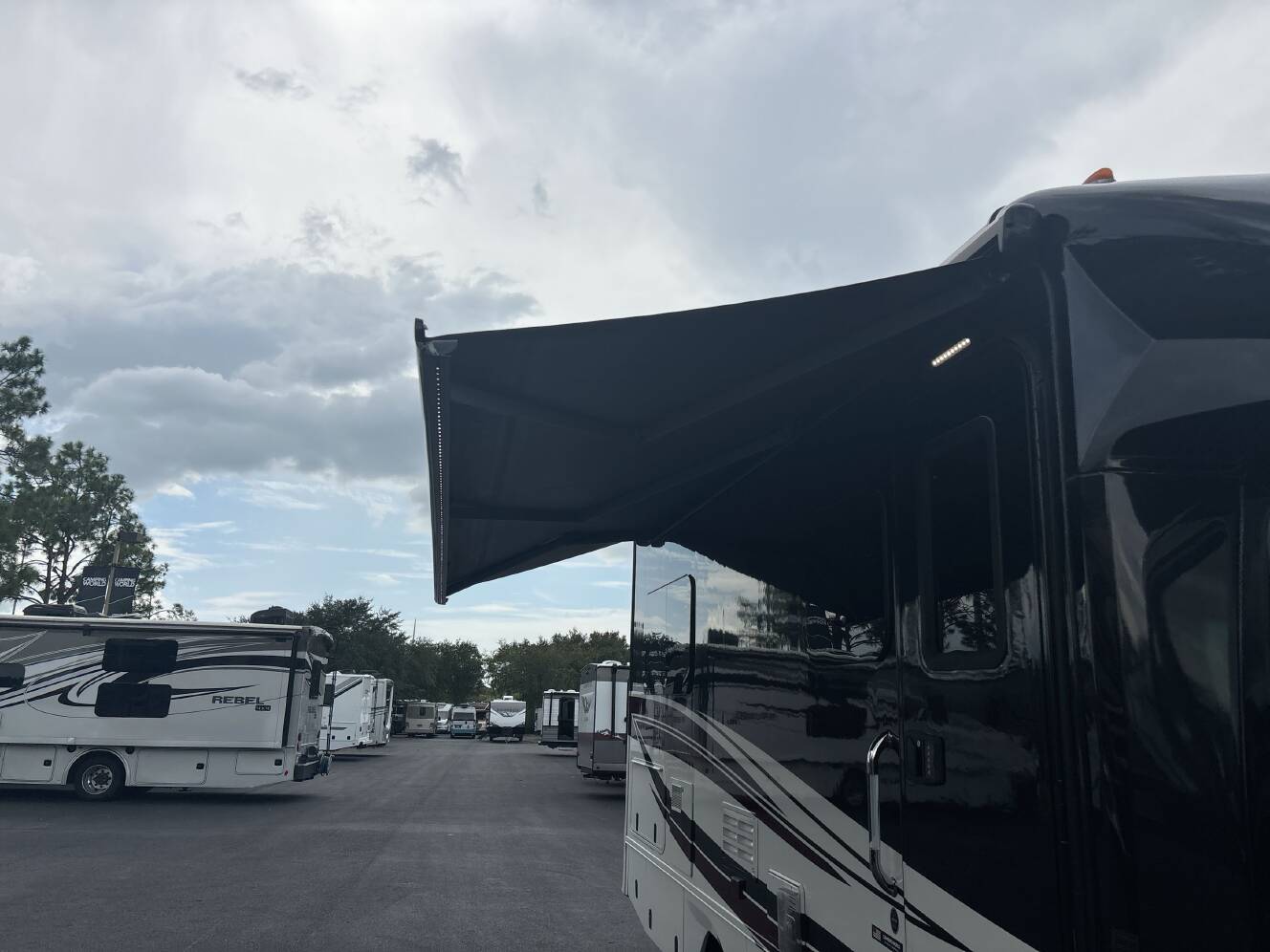 A photo of this 2016 Renegade Rv VILLAGIO 25RBS