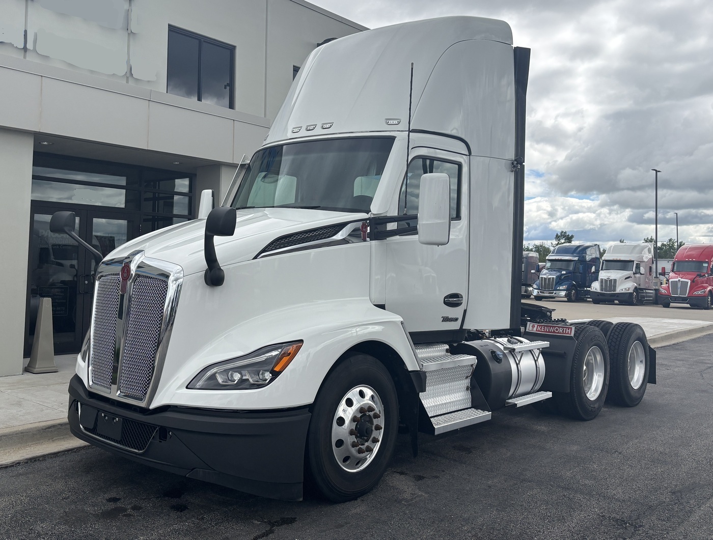 2023 KENWORTH T680 in Oak Creek, WI