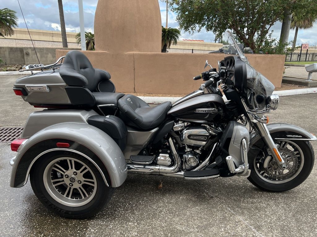2017 Harley-Davidson® FLHTCUTG - Tri Glide® Ultra ULTRA CLASSIC in Beaumont, TX