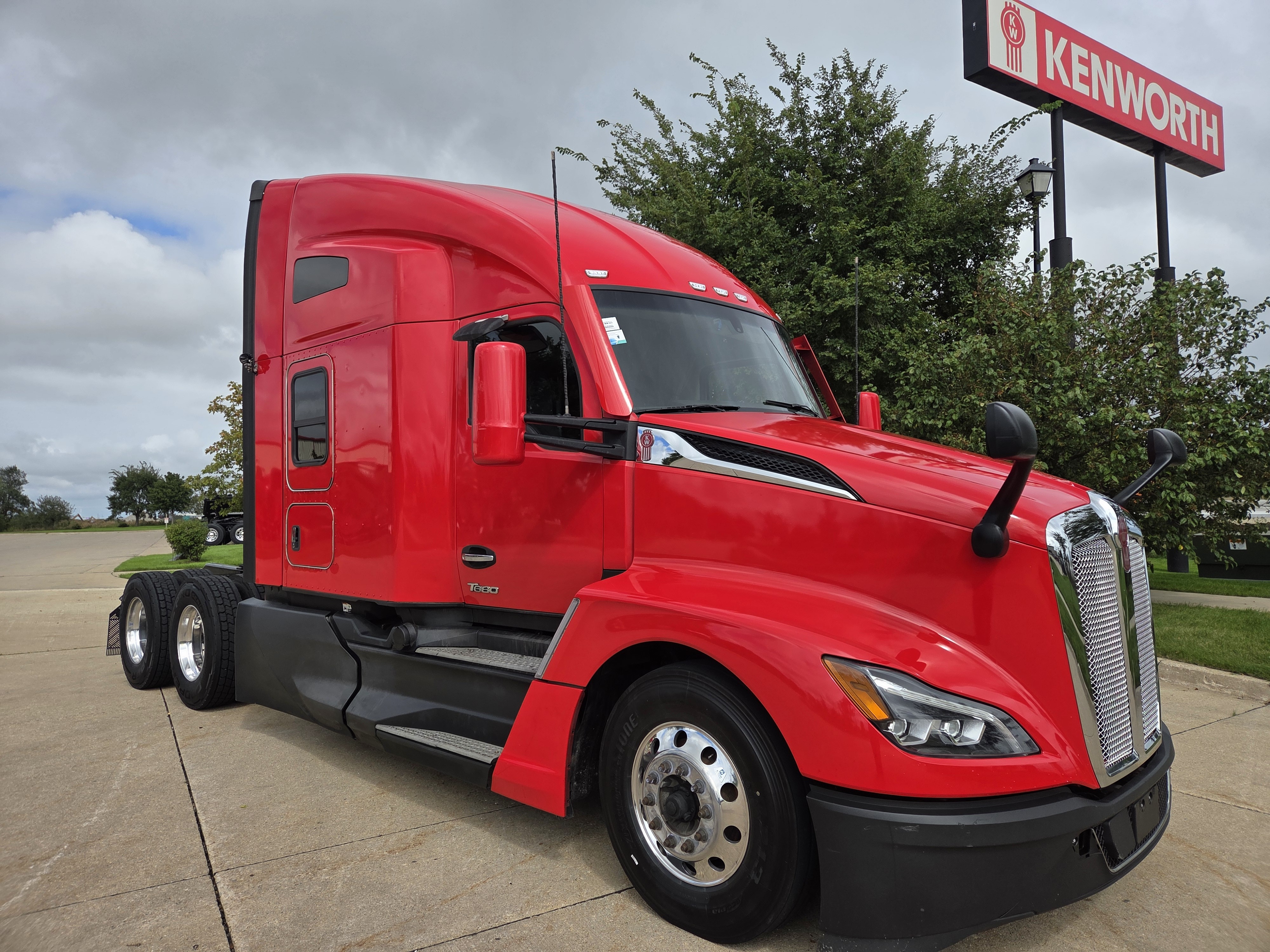 2023 KENWORTH T680 in Cedar Rapids, IA