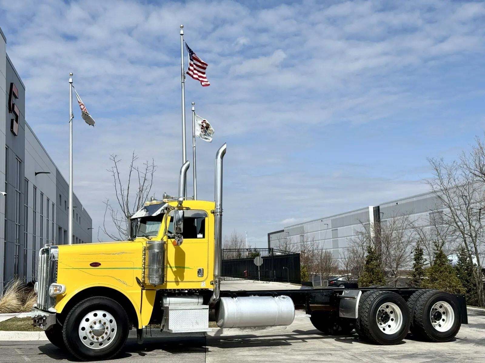 2016 PETERBILT 389 in New Lenox, IL