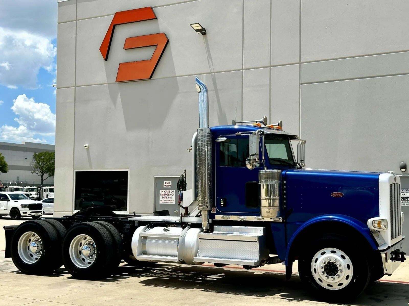 2019 PETERBILT 389 in Hutchins, TX