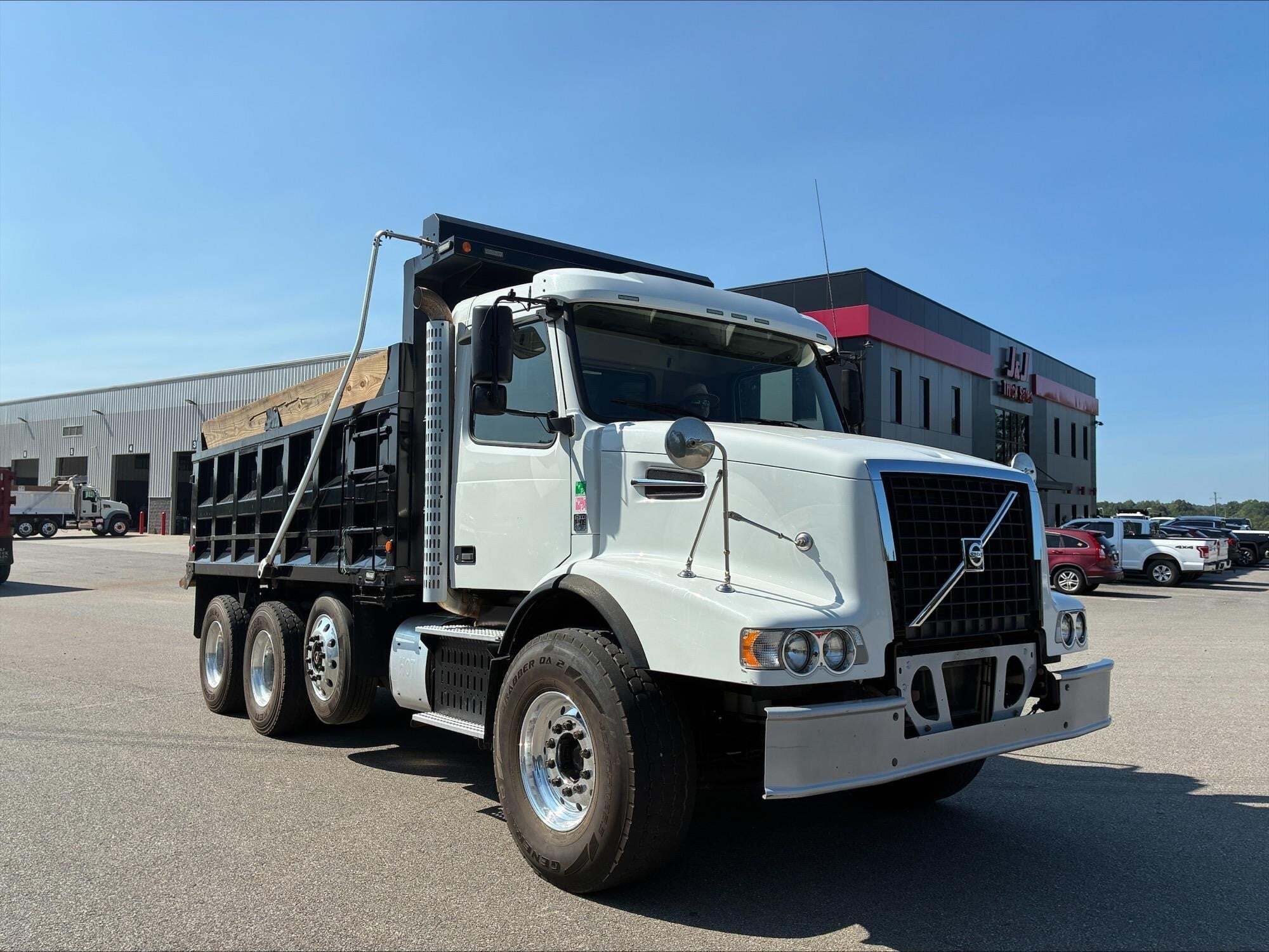 2016 VOLVO VHD84B200 in Chatham, VA