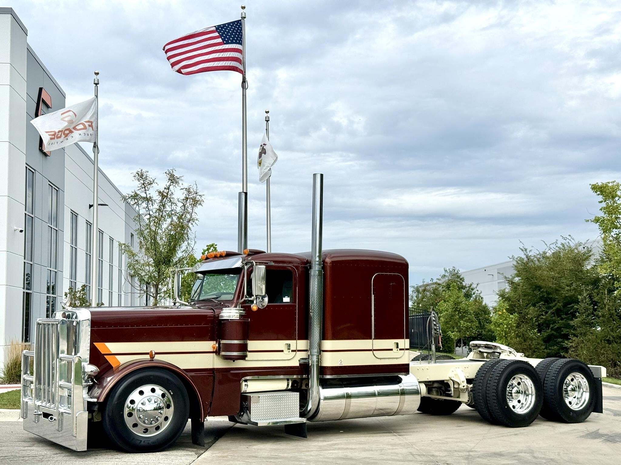 2017 PETERBILT 389 in New Lenox, IL