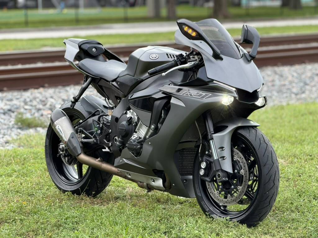 2016 Yamaha YZF R1 Sportbike motorcycle