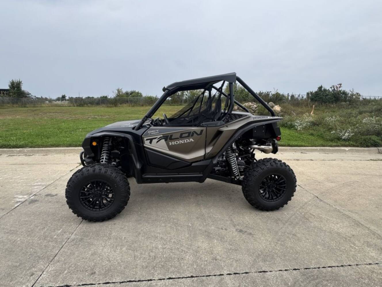 A photo of this 2026 Honda® Talon 1000R FOX Live Valve