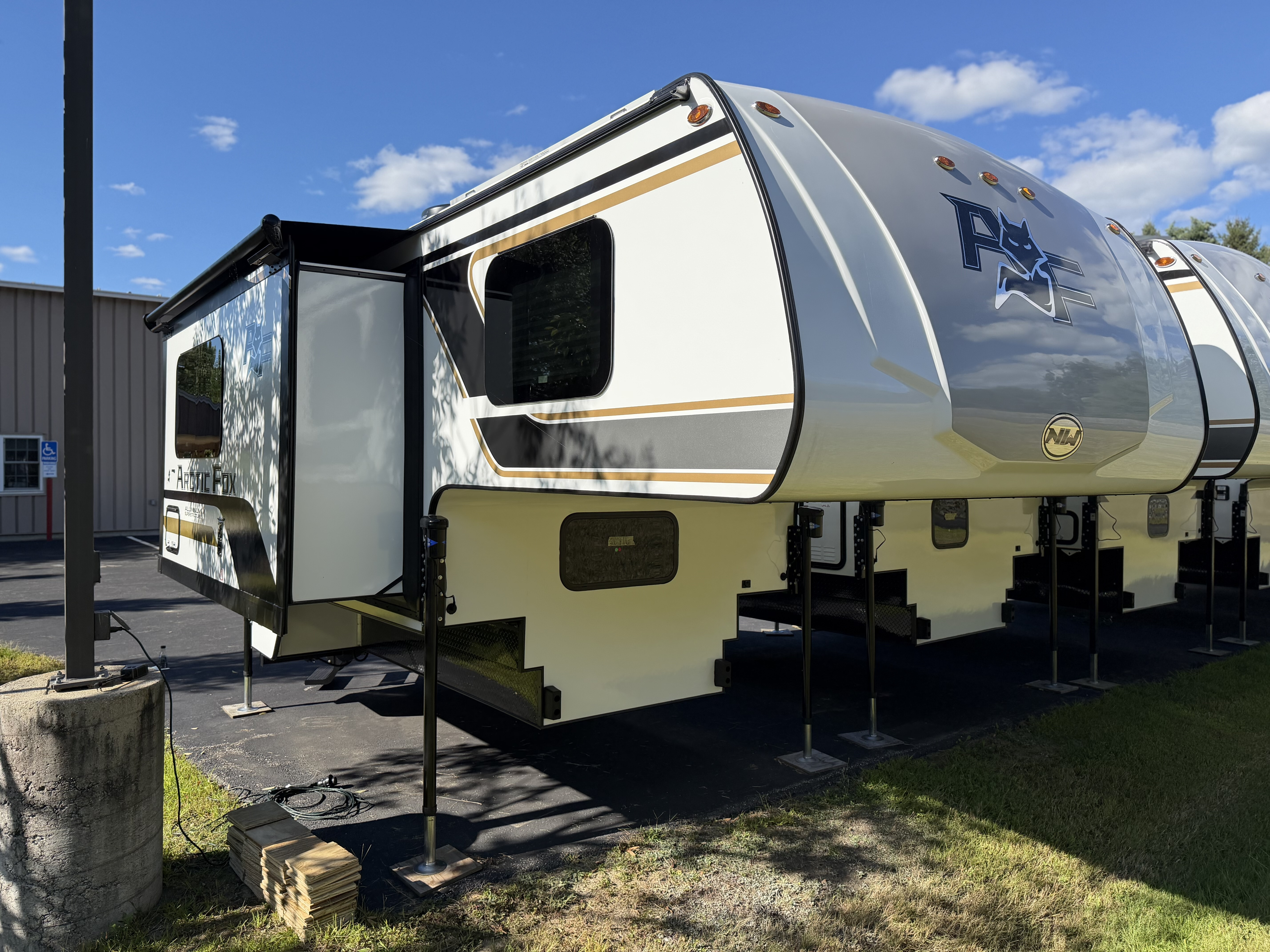 2027 Arctic Fox 990 RV