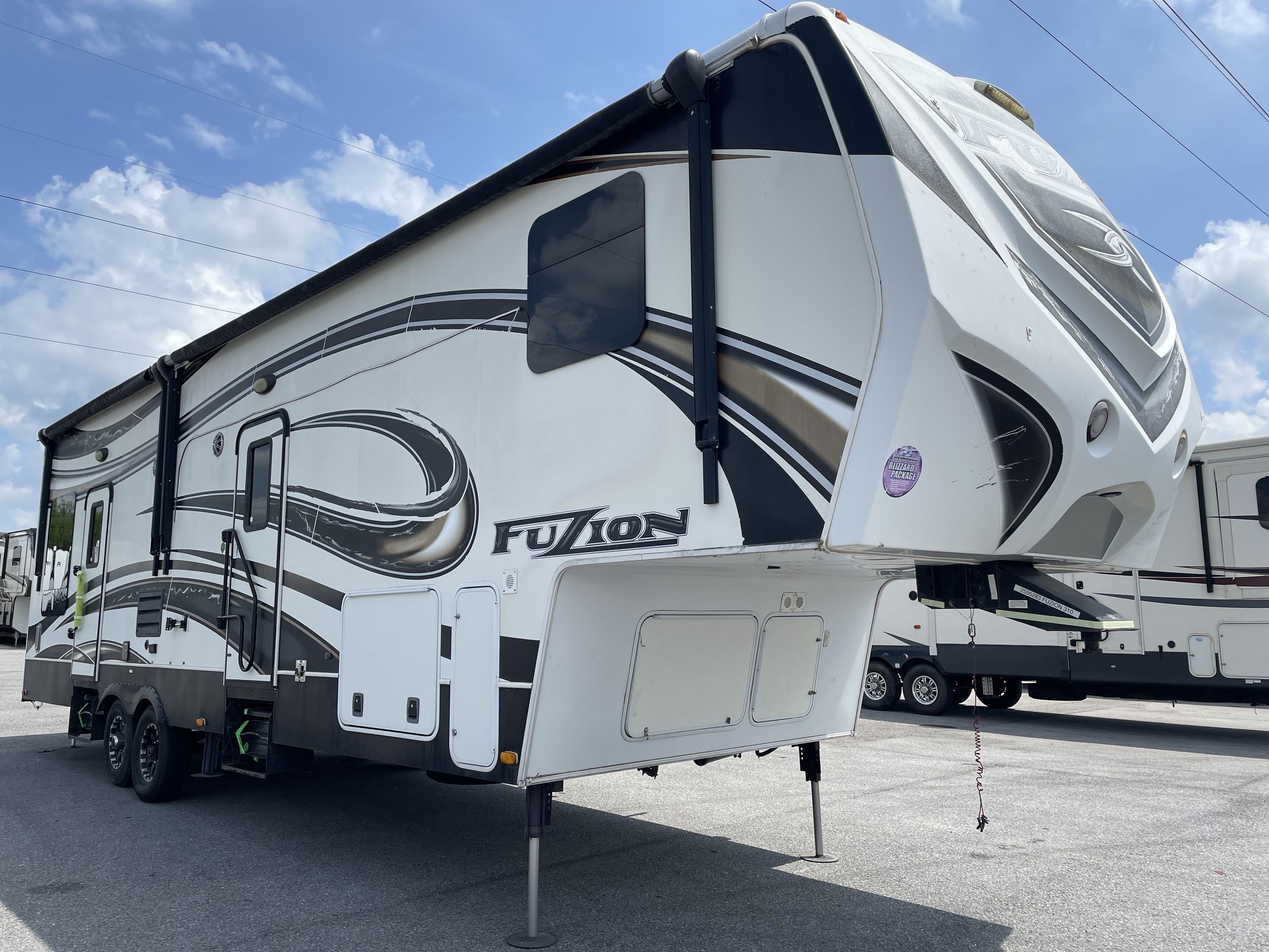2014 Keystone FUZION 310 Fifth Wheel Toy Hauler RV
