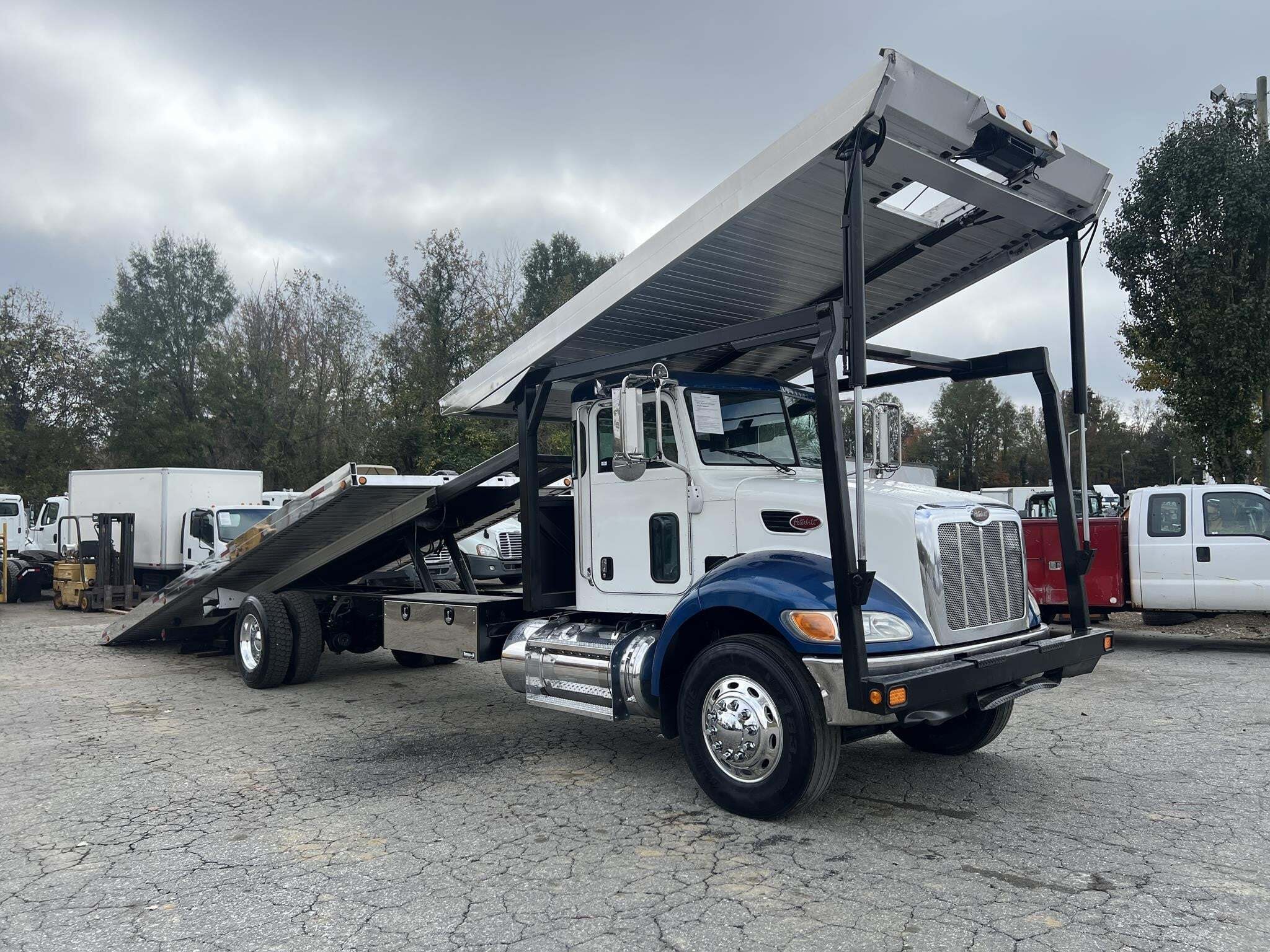 2009 PETERBILT 335 in Greensboro, NC