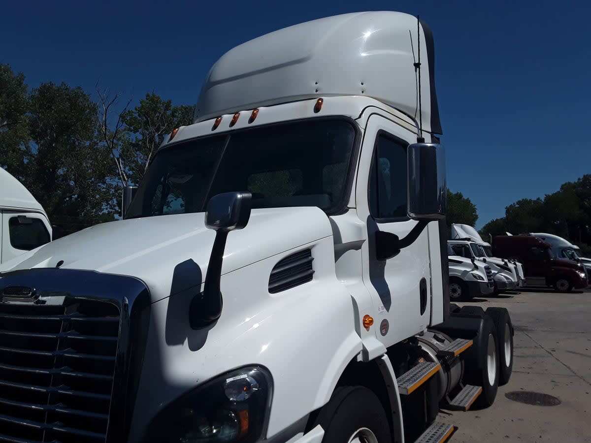 2017 FREIGHTLINER CASCADIA 113 in Kansas City, MO