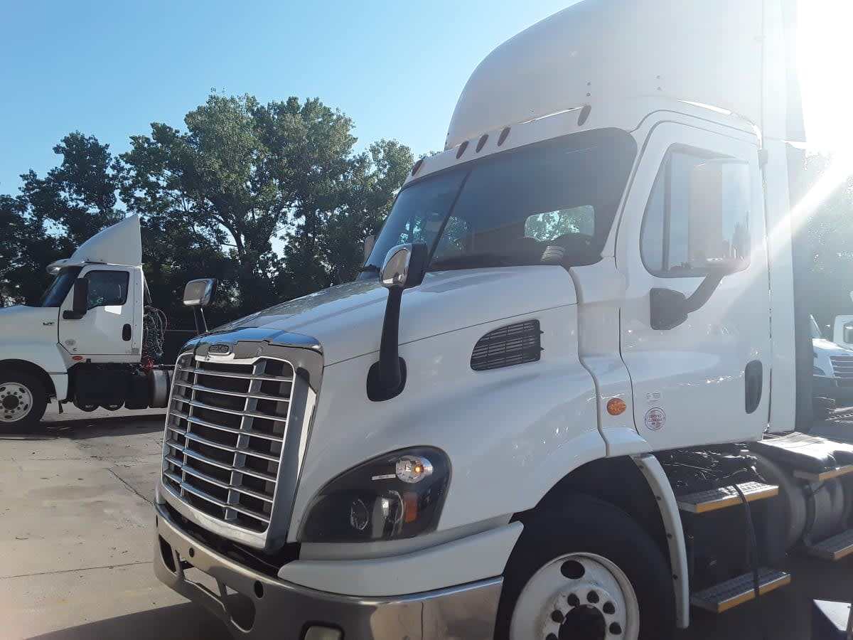 2017 FREIGHTLINER CASCADIA 113 in Kansas City, MO
