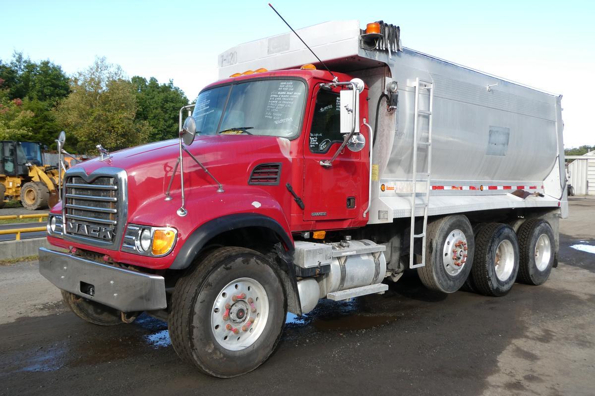 2005 MACK CV713 in Sparrow Bush, NY