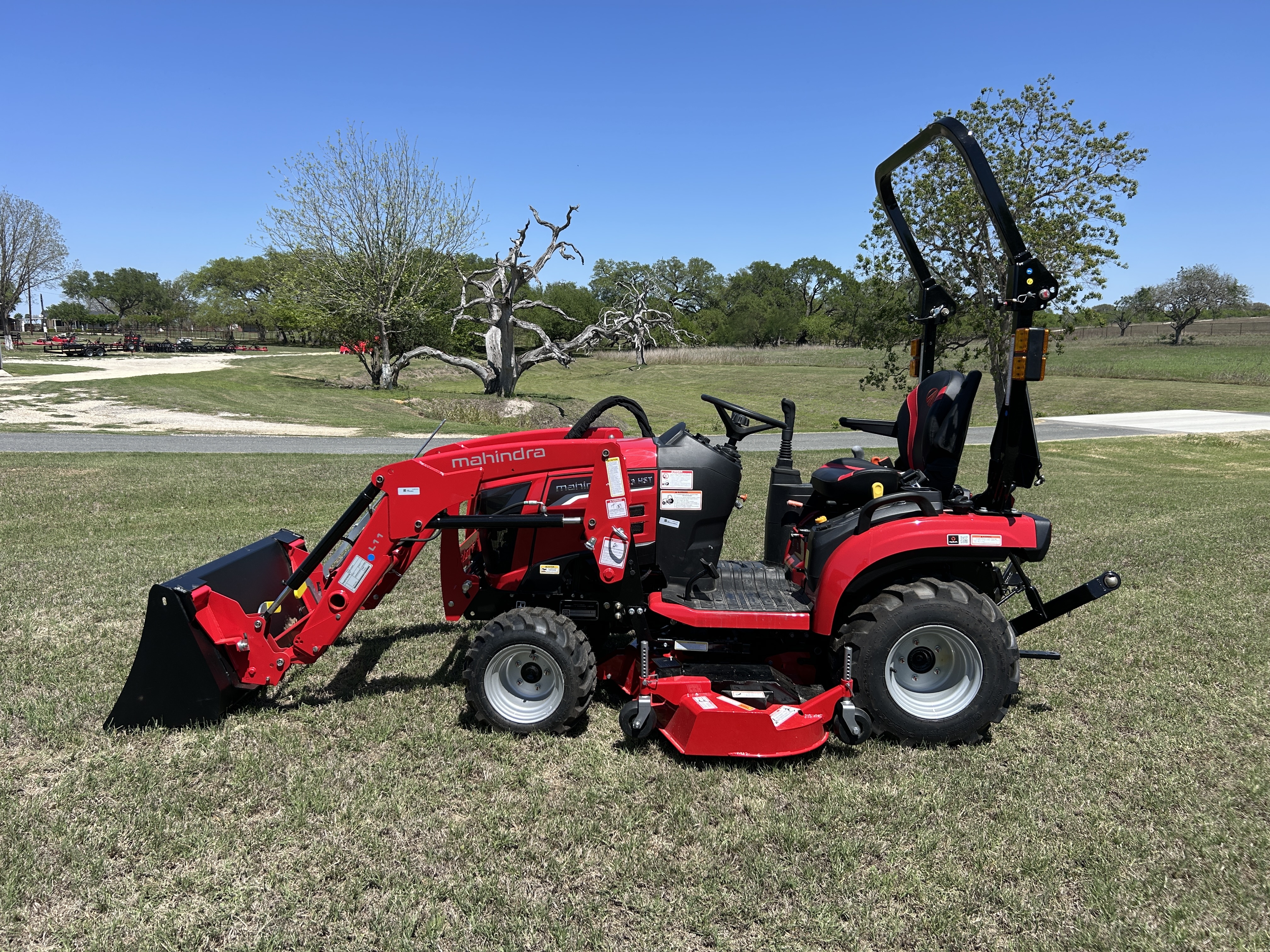2025 MAHINDRA TRACTORS 11204FHILM60 in Adkins, TX