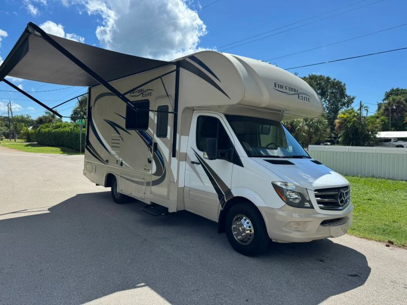 2018 Thor Motor Coach Freedom Elite RV