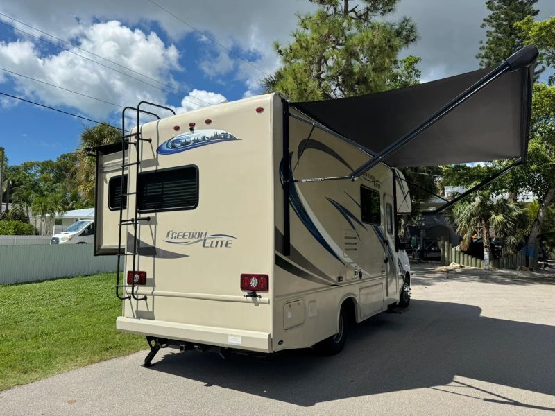 2018 Thor Motor Coach Freedom Elite in naples FL