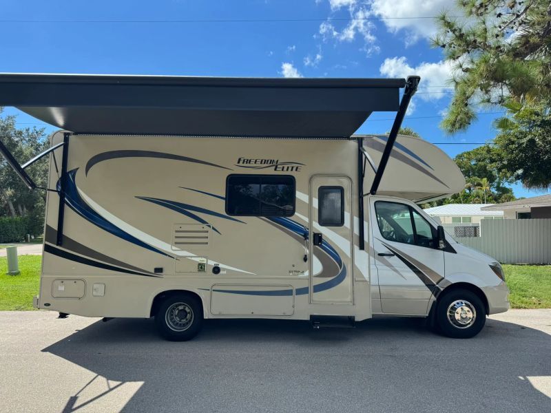 2018 Thor Motor Coach Freedom Elite in naples FL
