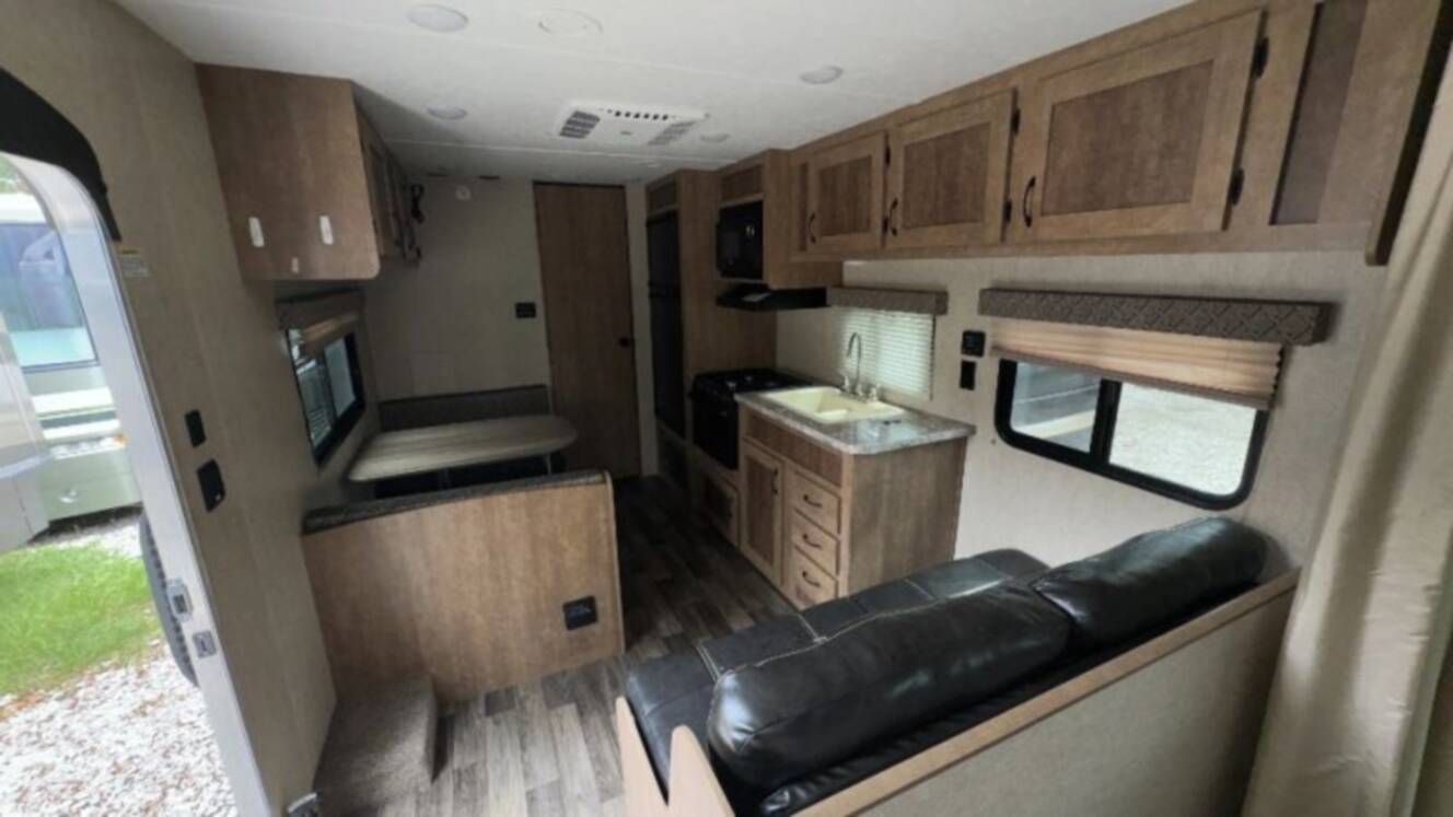 A photo of this 2017 Starcraft AR-ONE MAXX 23FB