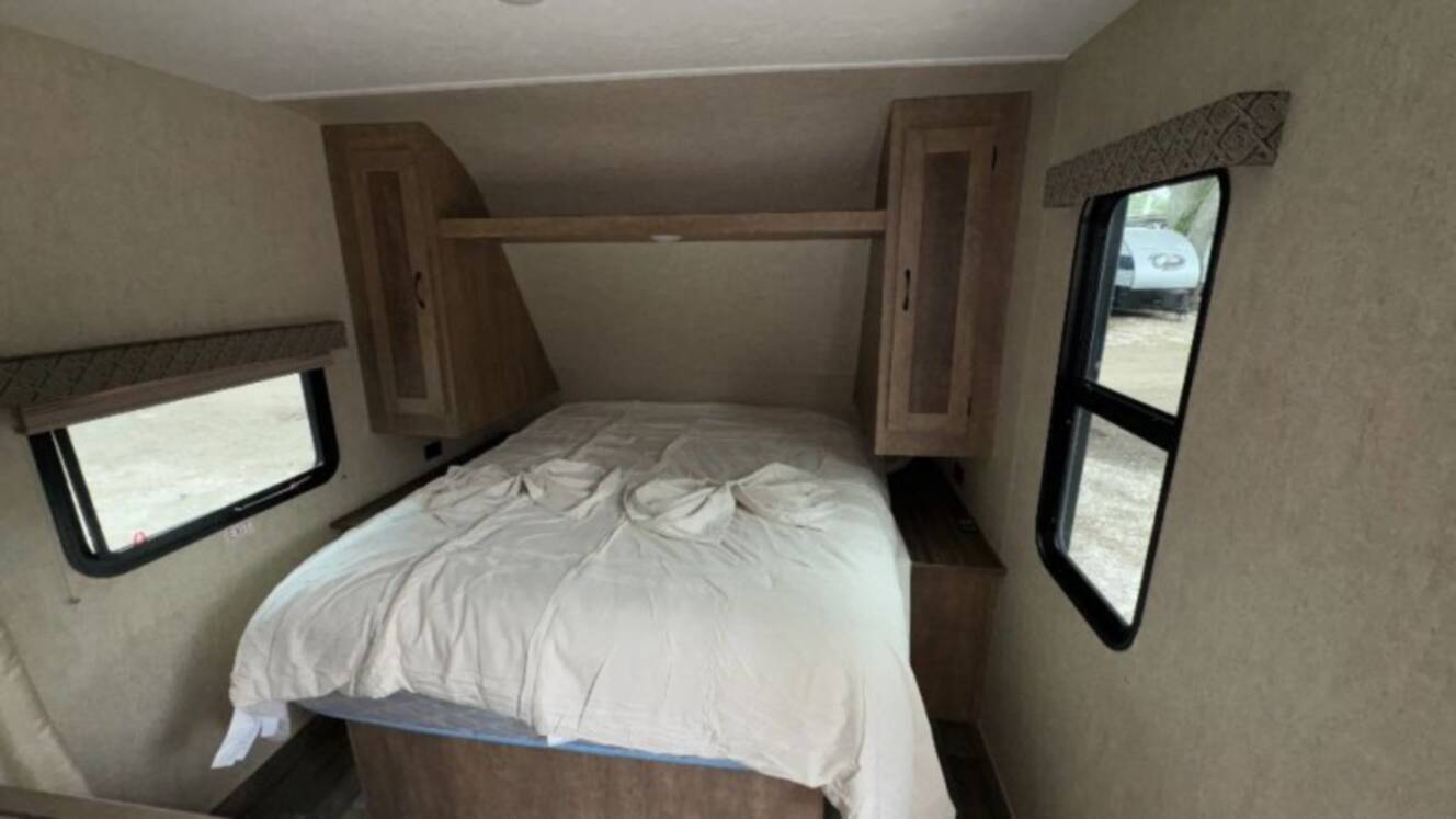 A photo of this 2017 Starcraft AR-ONE MAXX 23FB