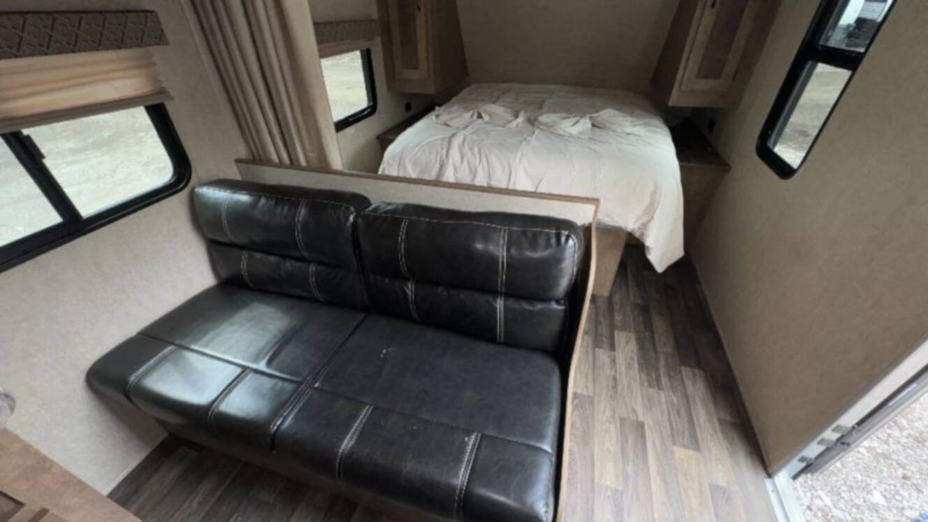 A photo of this 2017 Starcraft AR-ONE MAXX 23FB