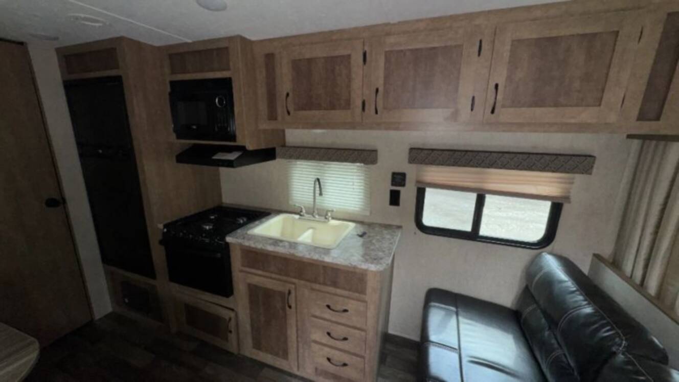A photo of this 2017 Starcraft AR-ONE MAXX 23FB