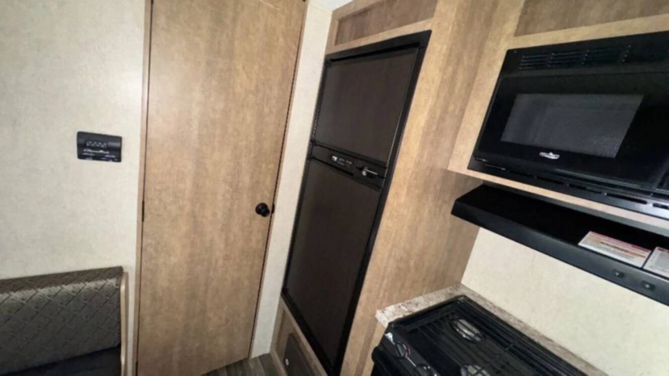 A photo of this 2017 Starcraft AR-ONE MAXX 23FB