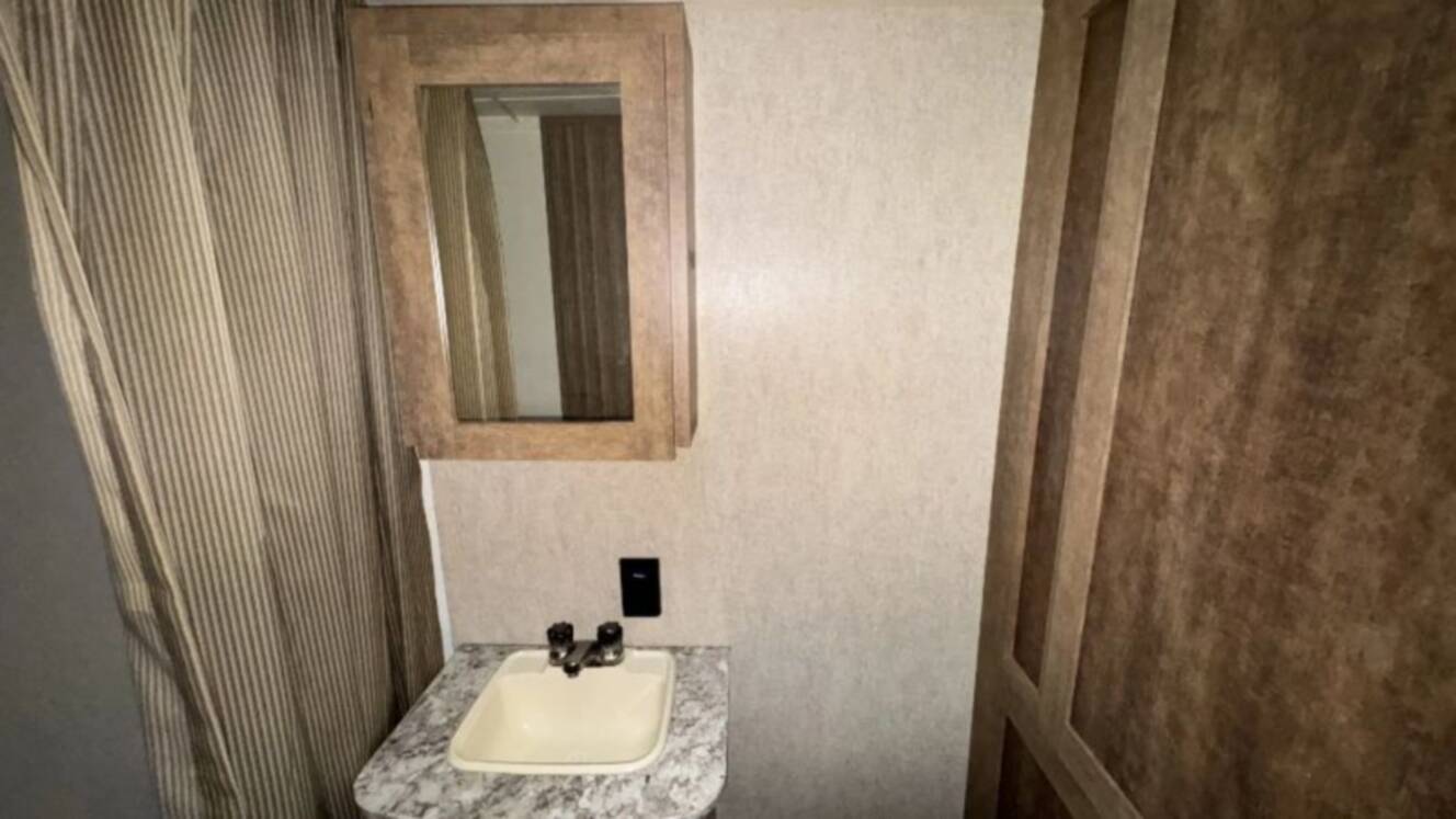A photo of this 2017 Starcraft AR-ONE MAXX 23FB