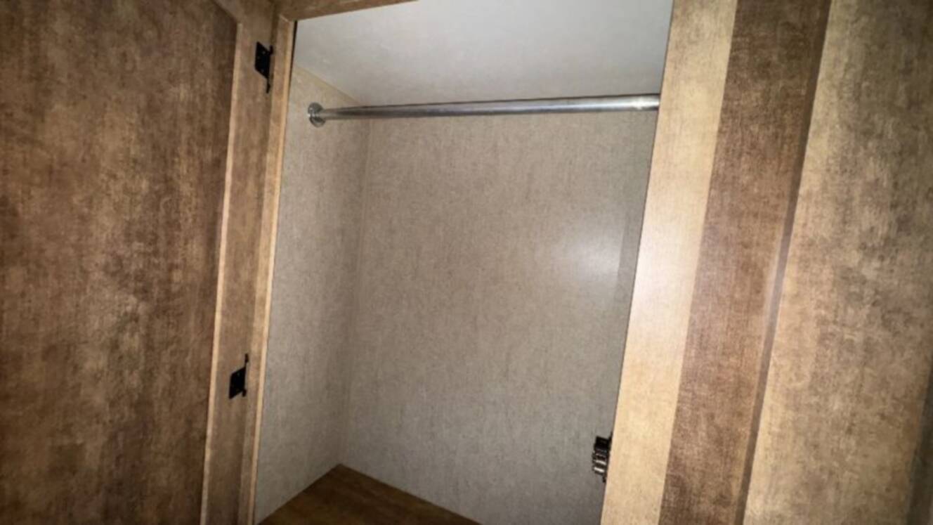 A photo of this 2017 Starcraft AR-ONE MAXX 23FB