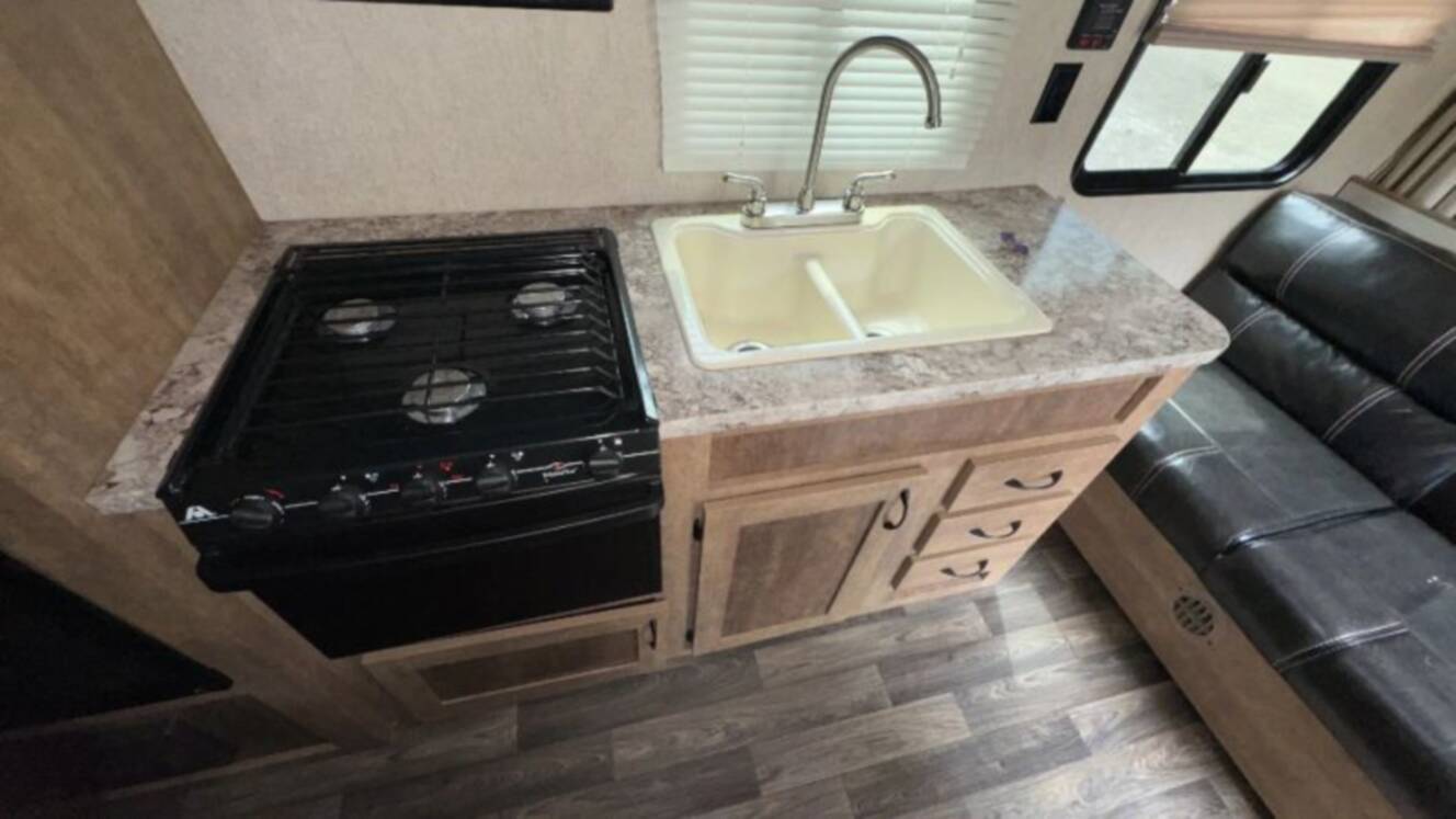 A photo of this 2017 Starcraft AR-ONE MAXX 23FB