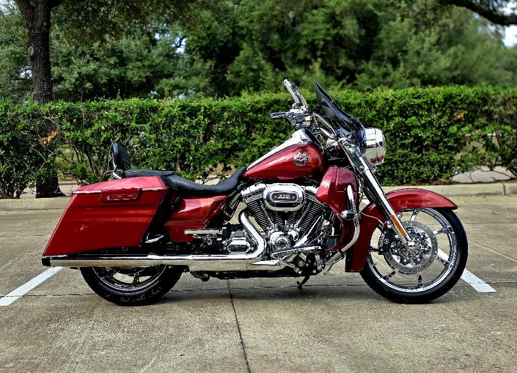 2013 Harley-Davidson ROAD KING CVO in houston TX