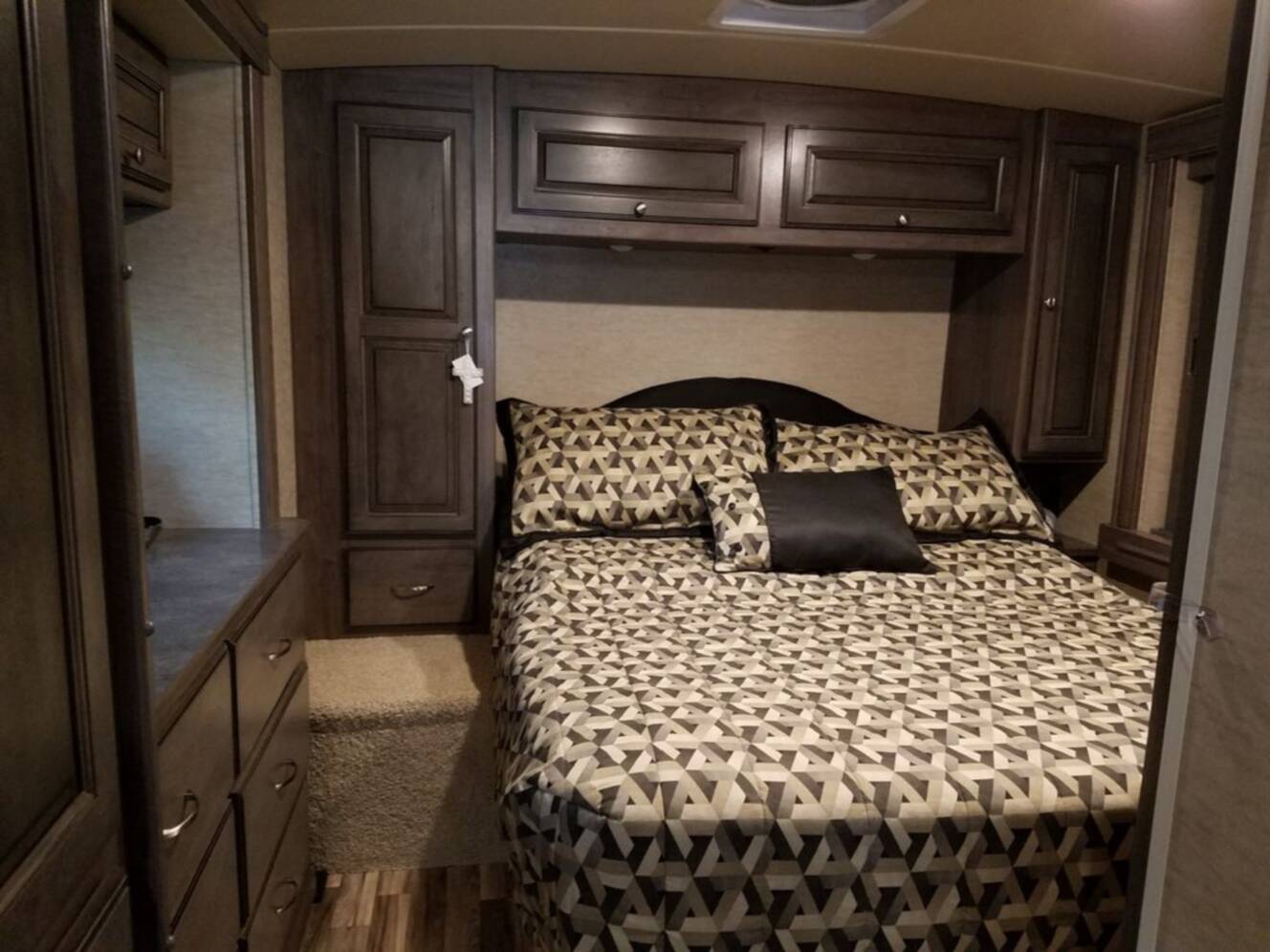 A photo of this 2017 Winnebago Vista LX 27N