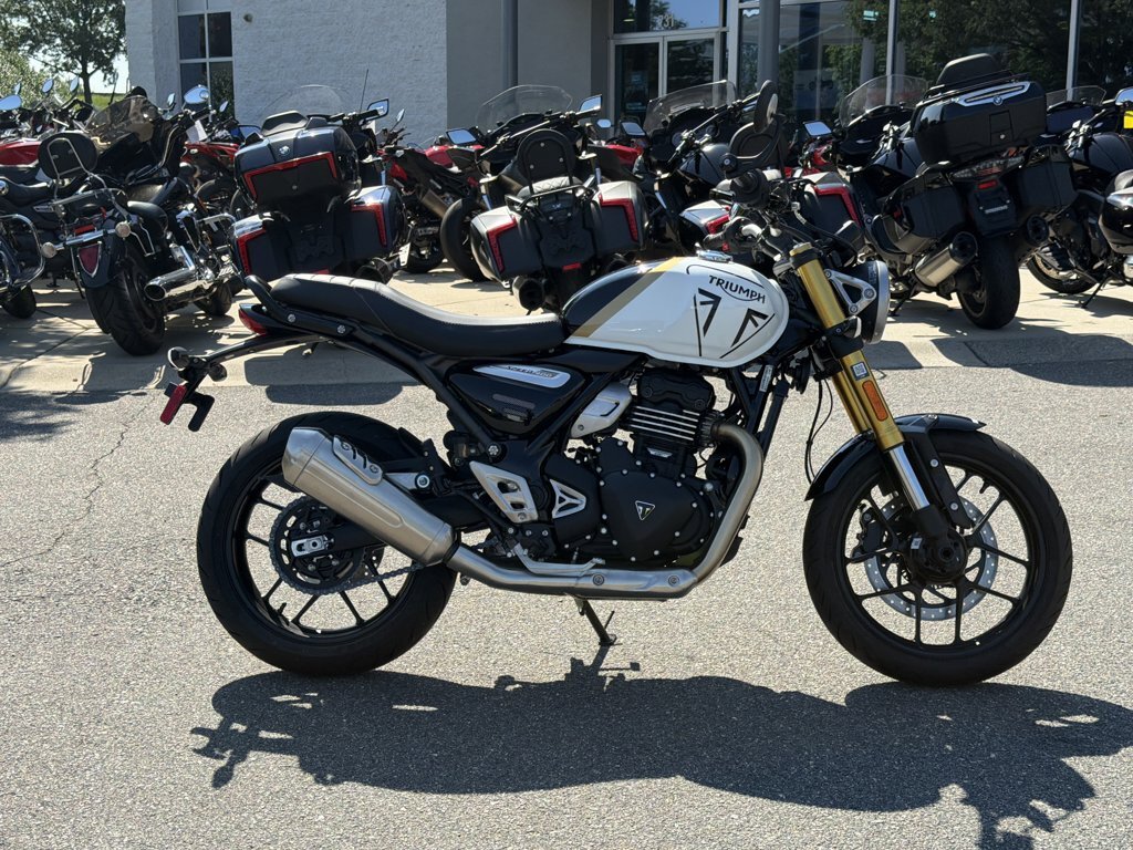 2026 Triumph Speed 400 Pearl Metallic WhitePhantom Black BASE in Charlotte, NC