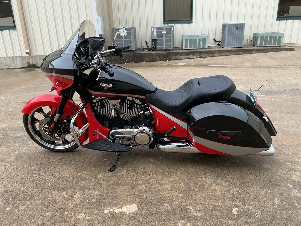 2016 Victory Motorcycles® Magnum® Suede Pearl White with Black & Silver BASE in Kerrville, TX