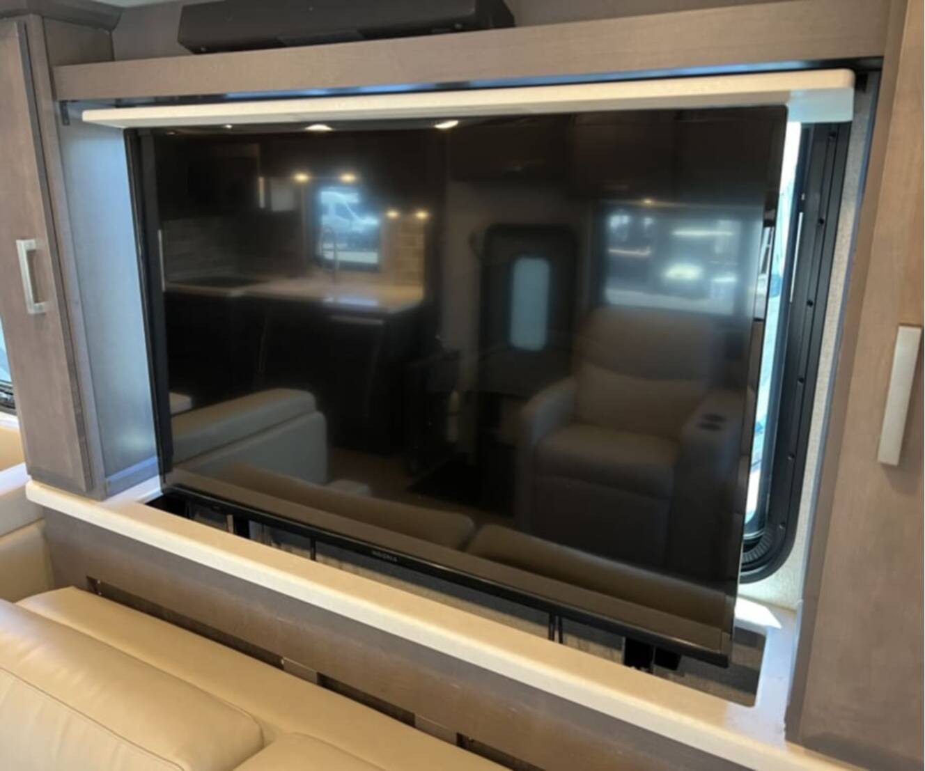 A photo of this 2023 Thor Motor Coach PALAZZO 37.4