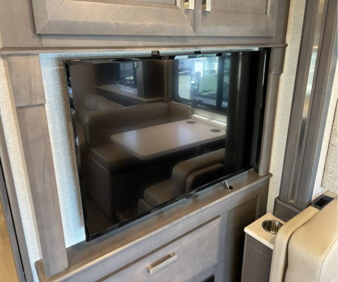 A photo of this 2023 Thor Motor Coach PALAZZO 37.4