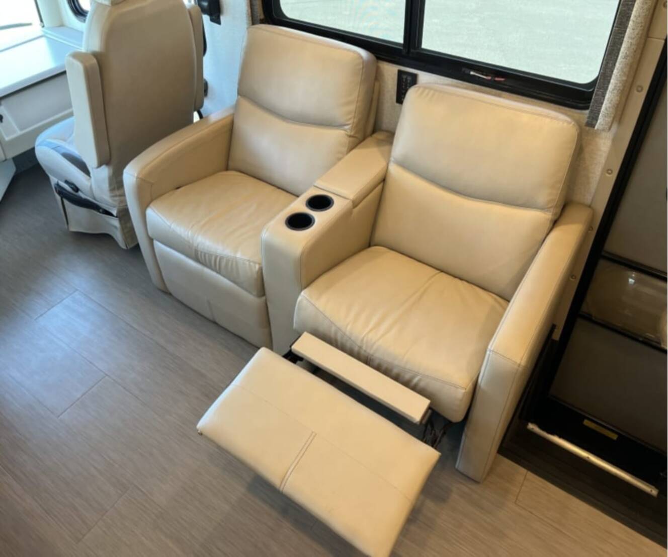 A photo of this 2023 Thor Motor Coach PALAZZO 37.4