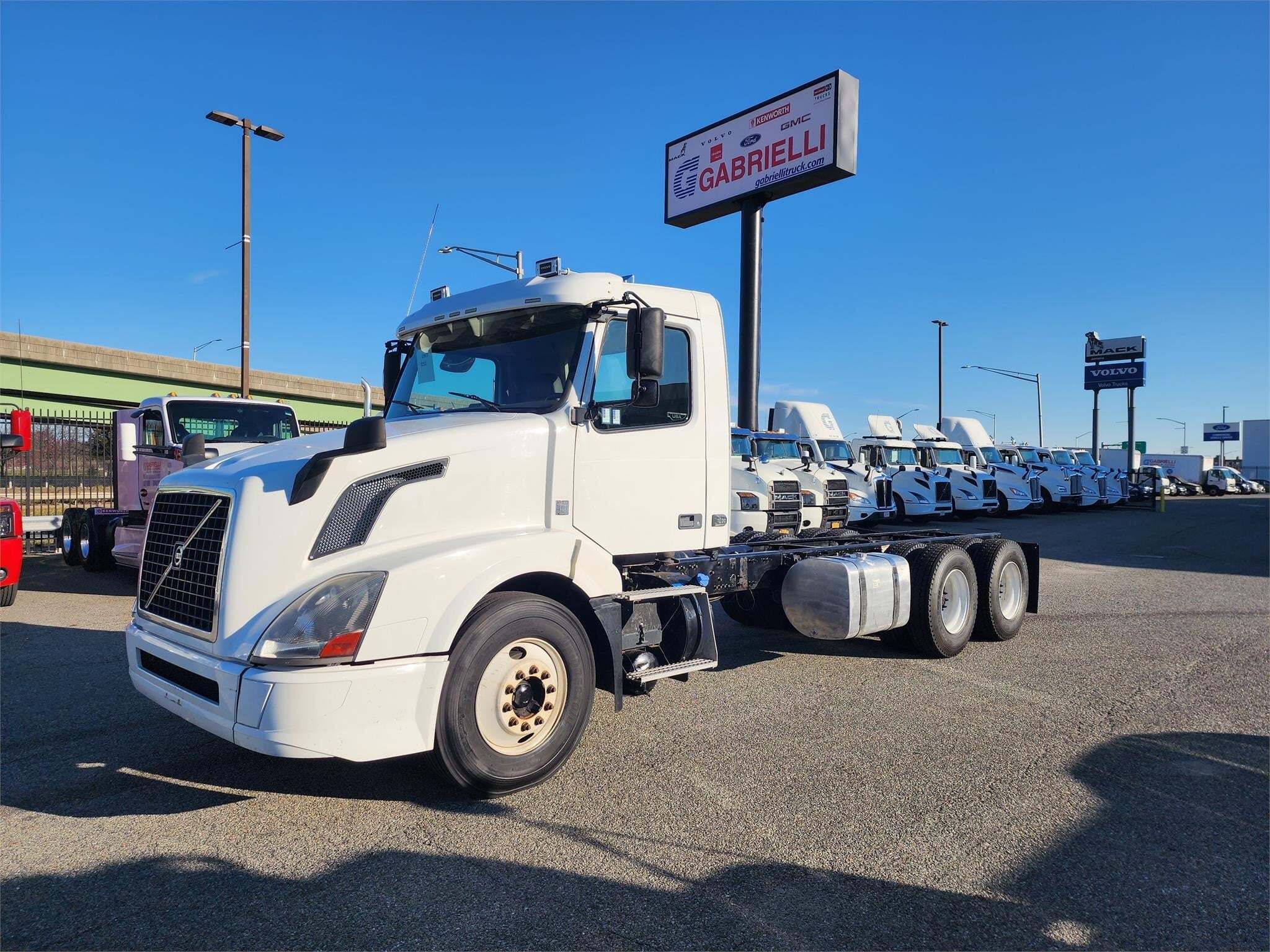 2017 VOLVO VNL64300 in Fairview, NJ