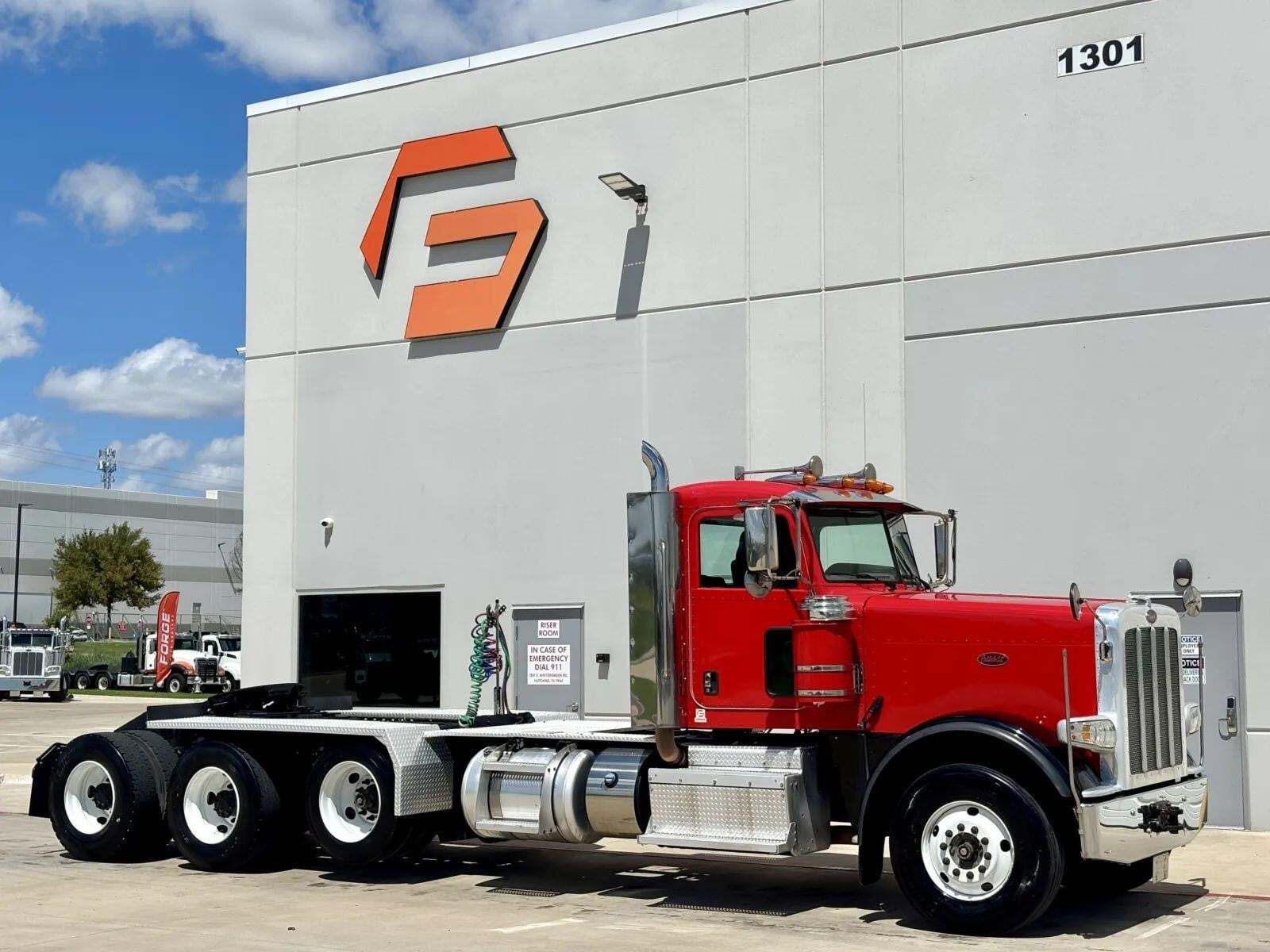 2015 PETERBILT 389 in Hutchins, TX