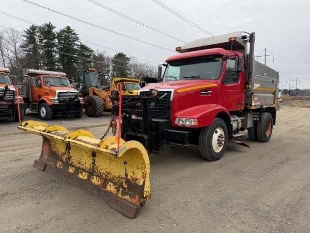 2006 VOLVO VHD42B200 in Seabrook, NH