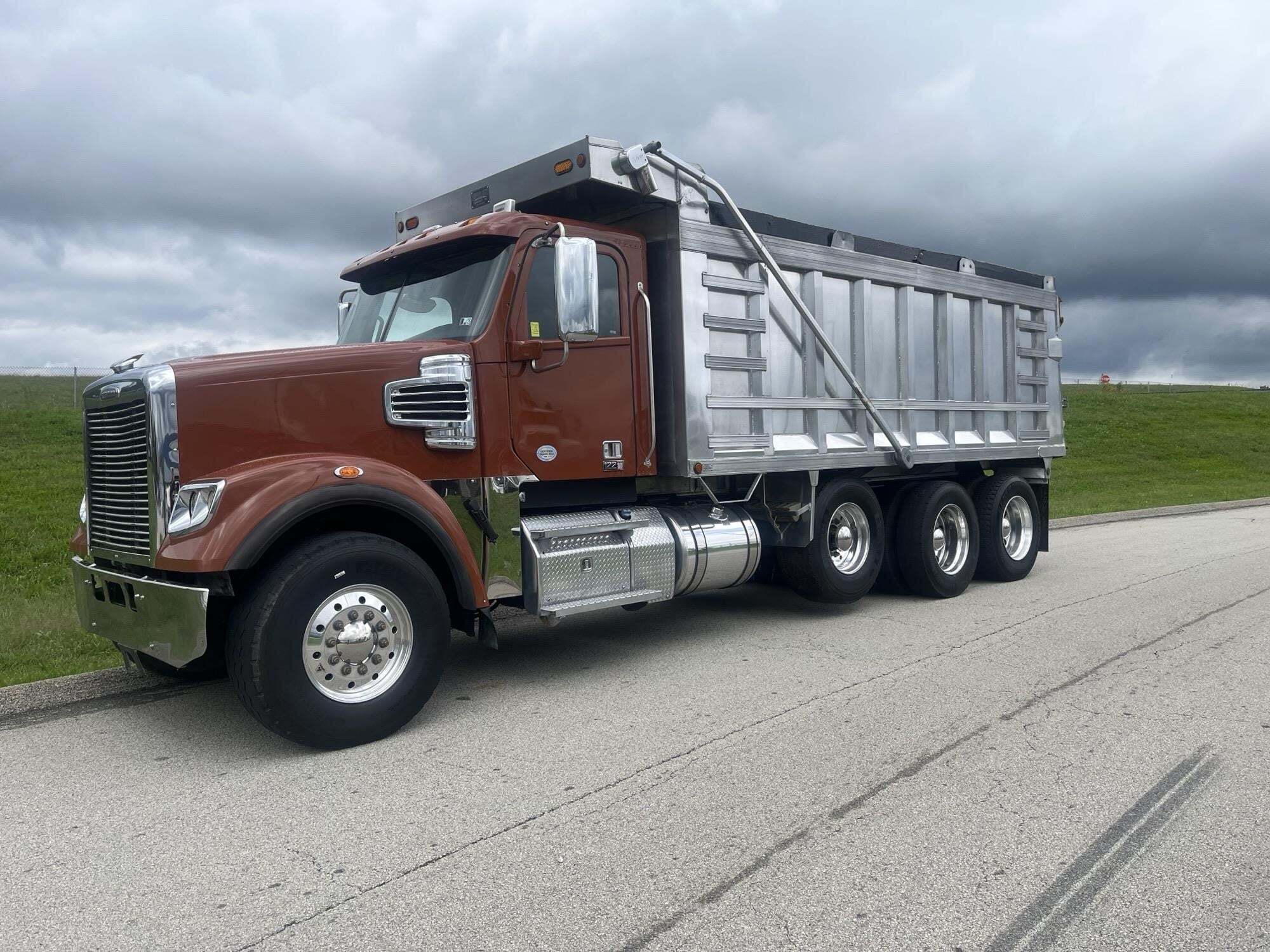 2021 FREIGHTLINER 122 SD in Smithfield, PA