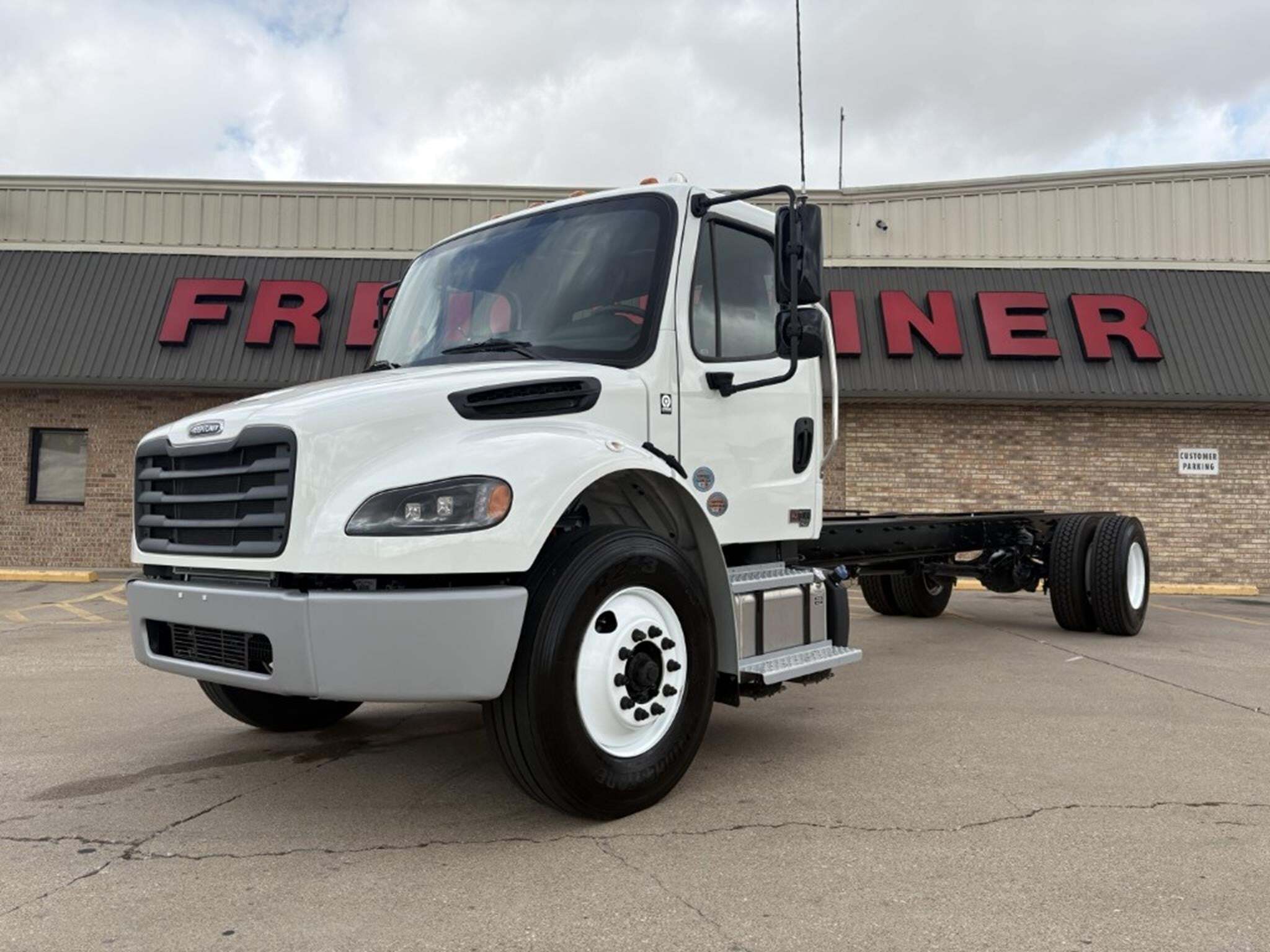 2027 FREIGHTLINER BUSINESS CLASS M2 106 in Temple, TX