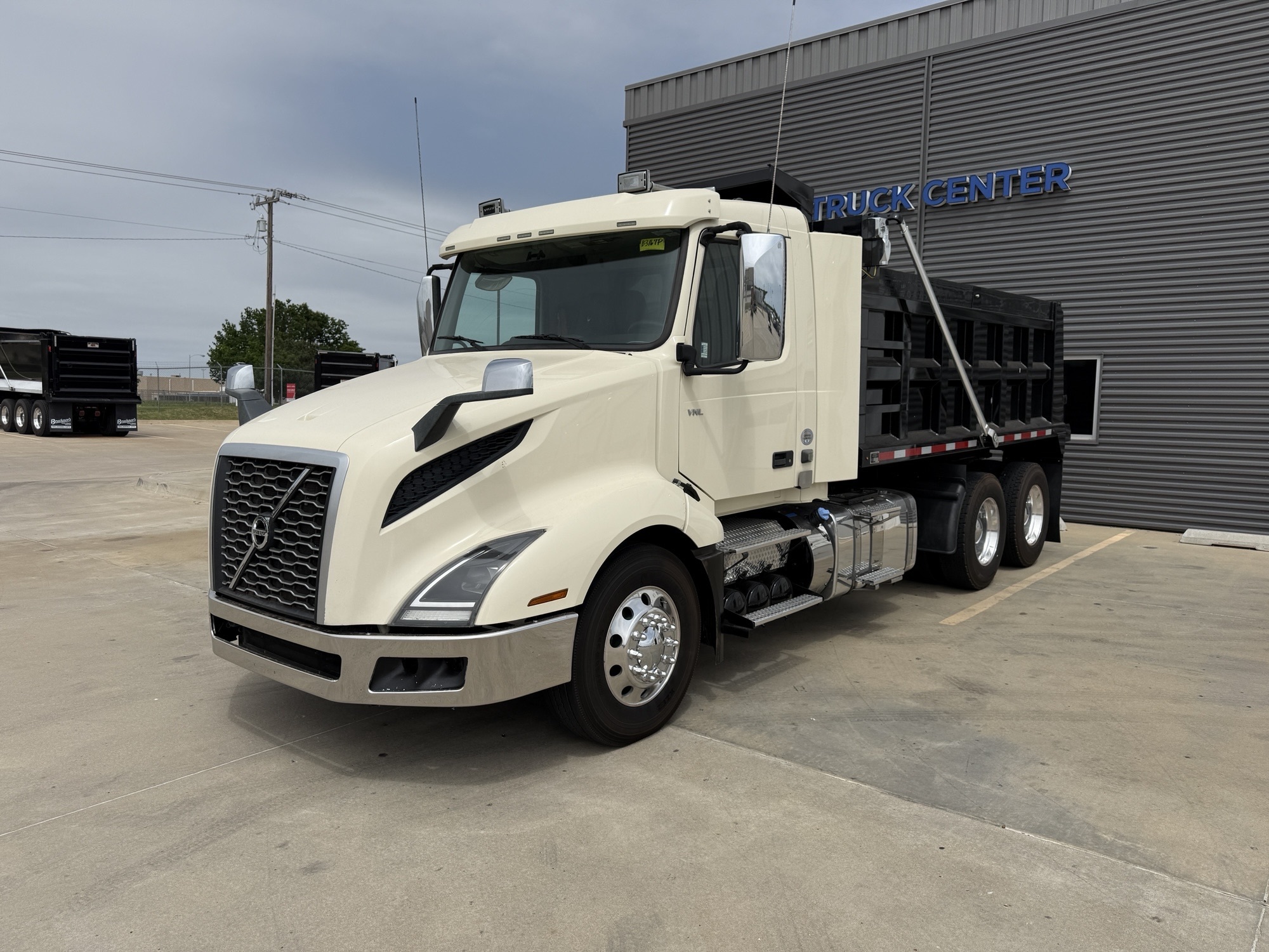 2021 VOLVO VNL64T300 in Oklahoma City, OK